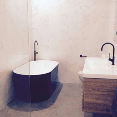 Intemporelle : une salle de bain en noir et blanc
