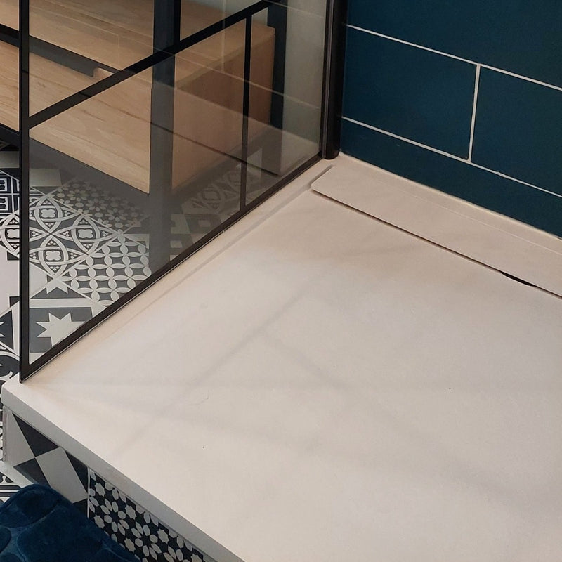 Receveur de douche extra plat QUORE en résine surface ardoisée blanc - Le Monde du Bain